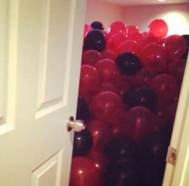 habitacion llena de globos